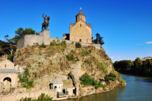 Церковь Метехи и памятник Вахтангу Горгасали